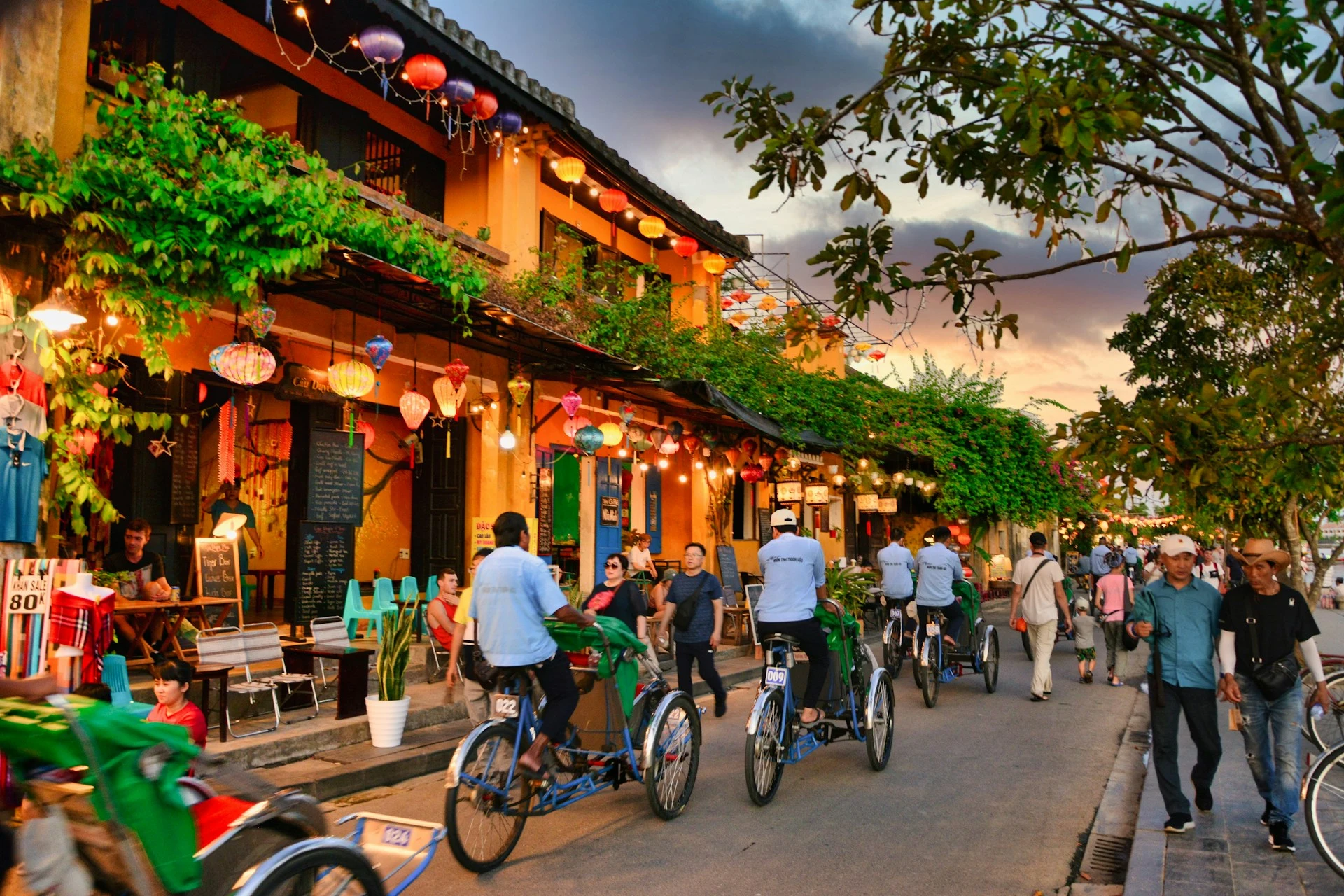 A quiet lantern-lit alley in Hoi An’s Ancient Town