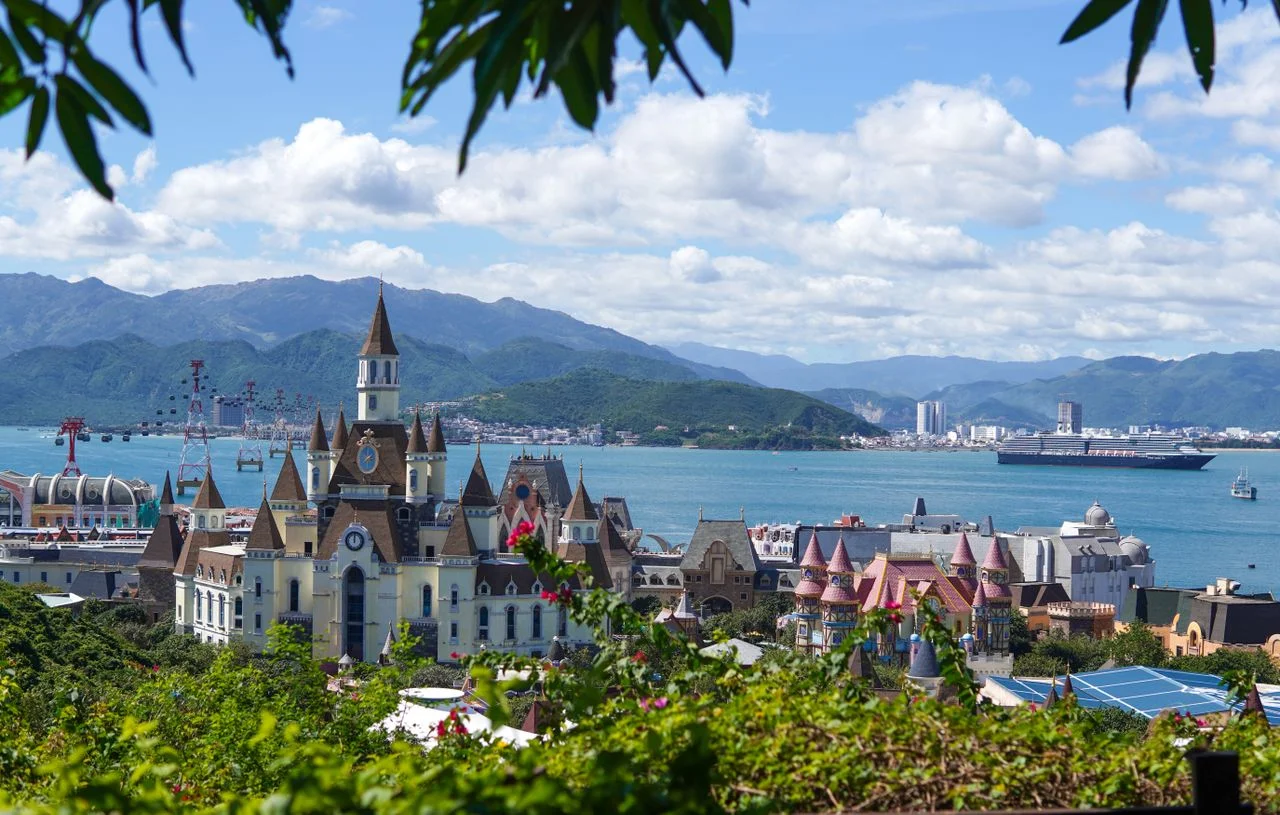 Theme-park rides and attractions near Da Nang
